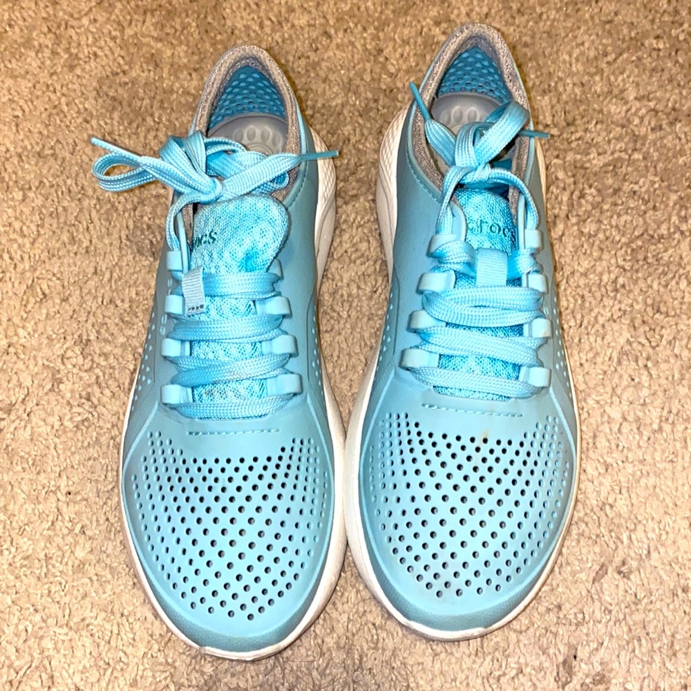 Croc sneakers, worn a few times, good condition, size 7